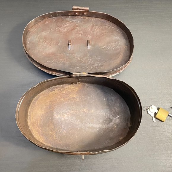 Vintage 1930s Era Metal Tin, Oval Floral Tool Box Case with lock and key Decorat - Picture 8 of 10